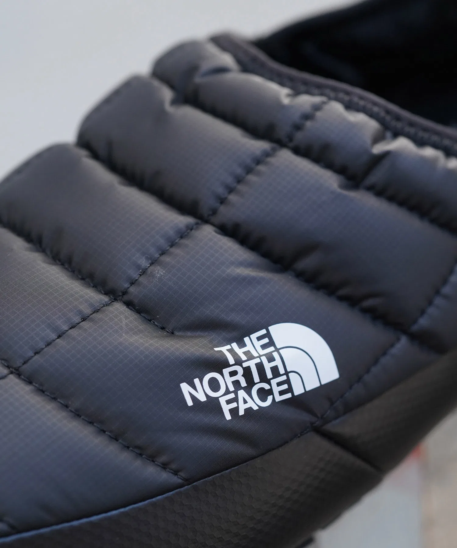 Мужские утеплённые тапочки-мюли THE NORTH FACE THERMOBALL чёрные — фото 4