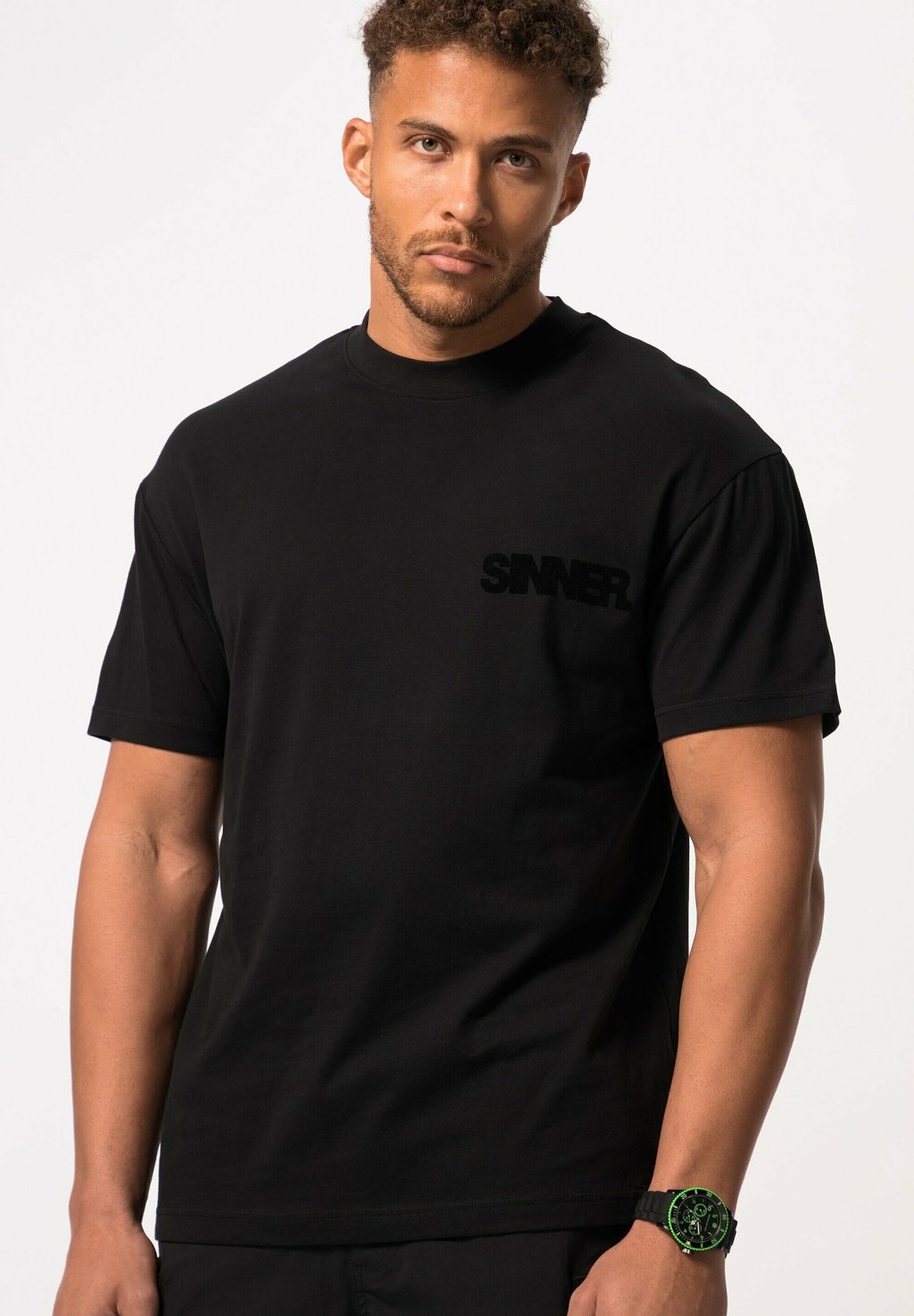 

Футболка с принтом SHORT SLEEVE FLOCK ROUND NECK STHUGE, черный