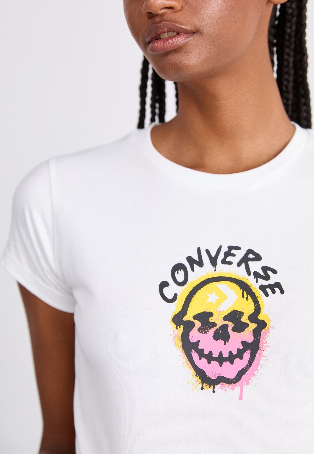 

Принт на футболке SPRAY PAINT SKULL Converse, белый