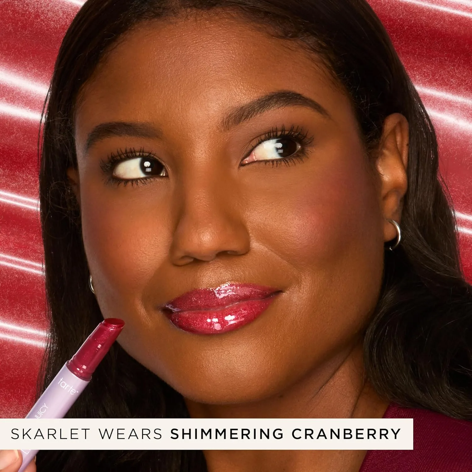 Tarte Maracuja Juicy Lip Vinyl Gloss - увлажняющий и объемный блеск-бальзам для губ с гиалуроновой кислотой и витамином E, shimmering cranberry — фото 3