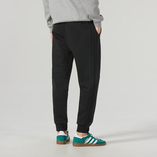 Брюки Essentials флисовые брюки с 3 полосками и зауженными манжетами Adidas, черный — фото 4