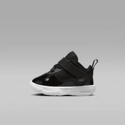 

Кроссовки Nike Stay Loyal 3, цвет Black/White/Football Grey/Metallic Gold