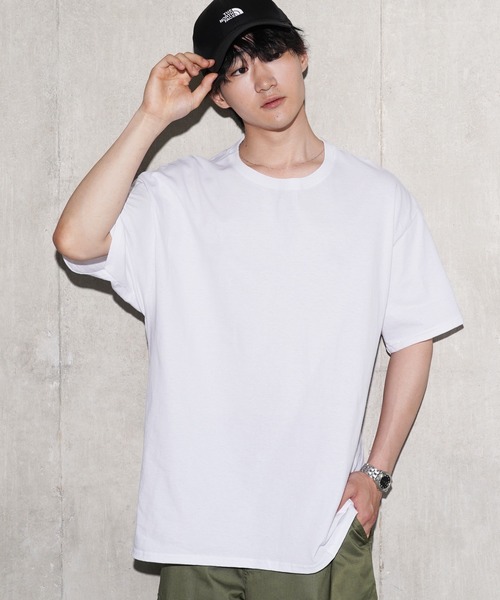 

Футболка однотонная свободного кроя с коротким рукавом, круглым вырезом и нашивкой Champion, белая