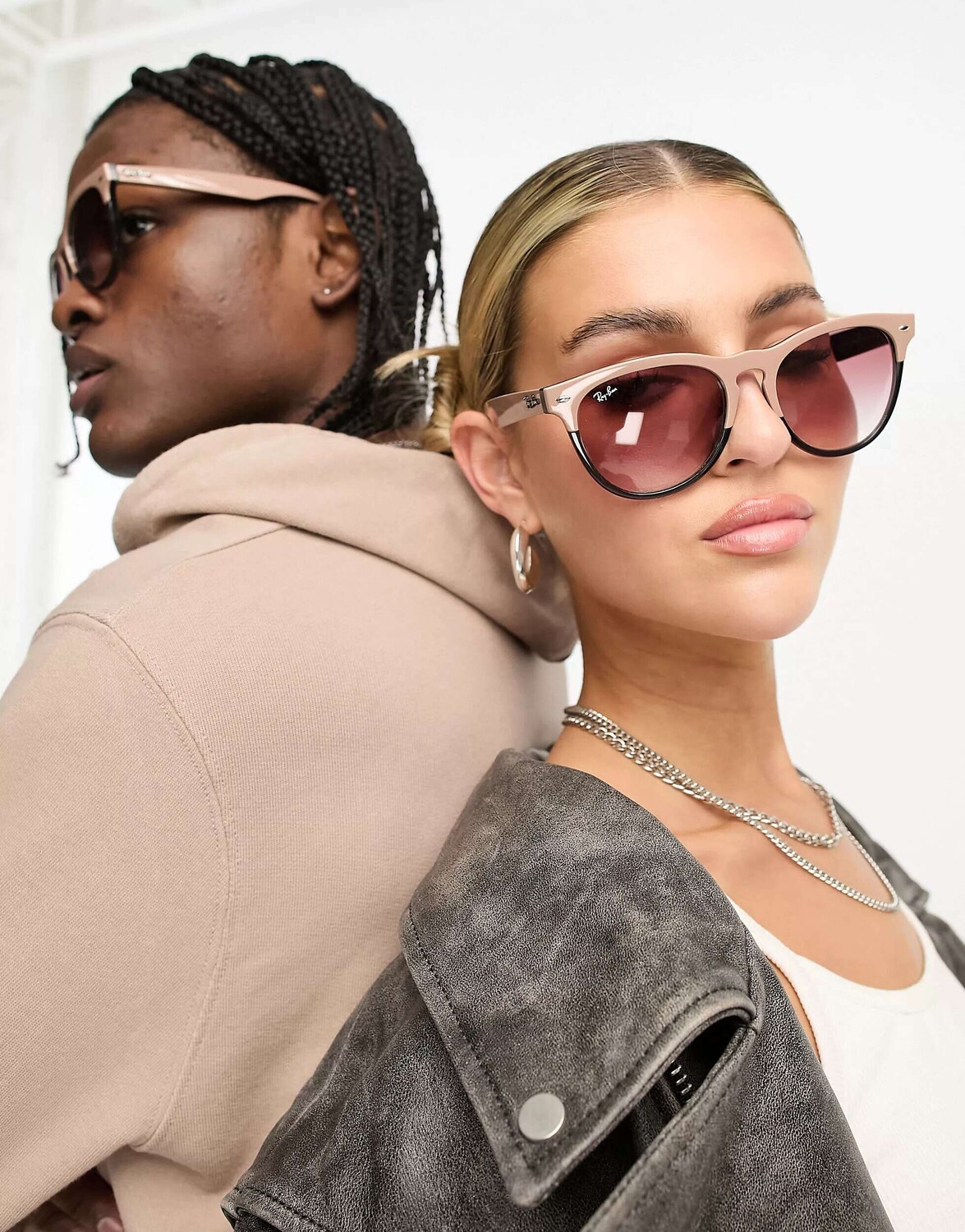 

Солнцезащитные очки Ray-Ban Iris Wayfarer Festival в бежевом и сером цвете