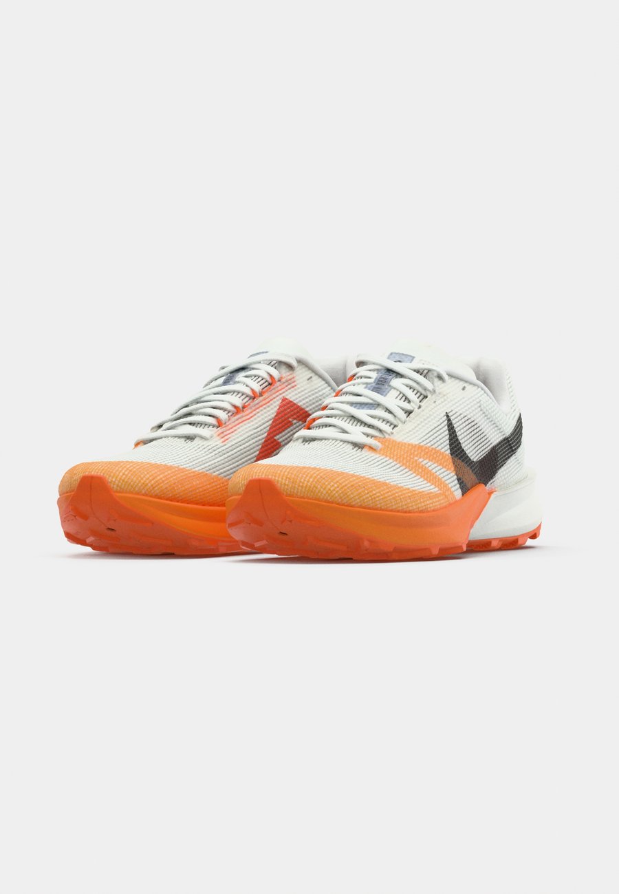 Кроссовки Nike Performance TERRA KIGER 10, White/Black/Photon Dust/Total Orange/Safety Orange/Vivid Purple/White — фото 3