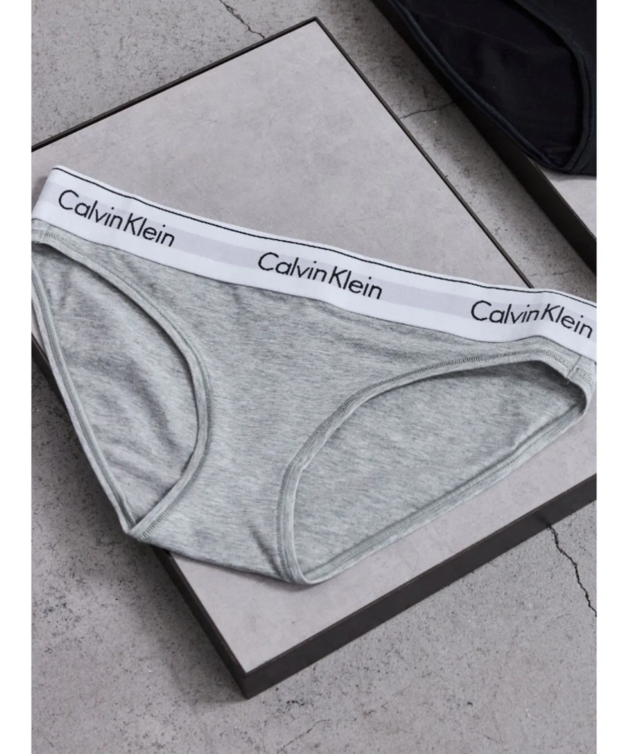 Трусы бикини Calvin Klein хлопковые серые