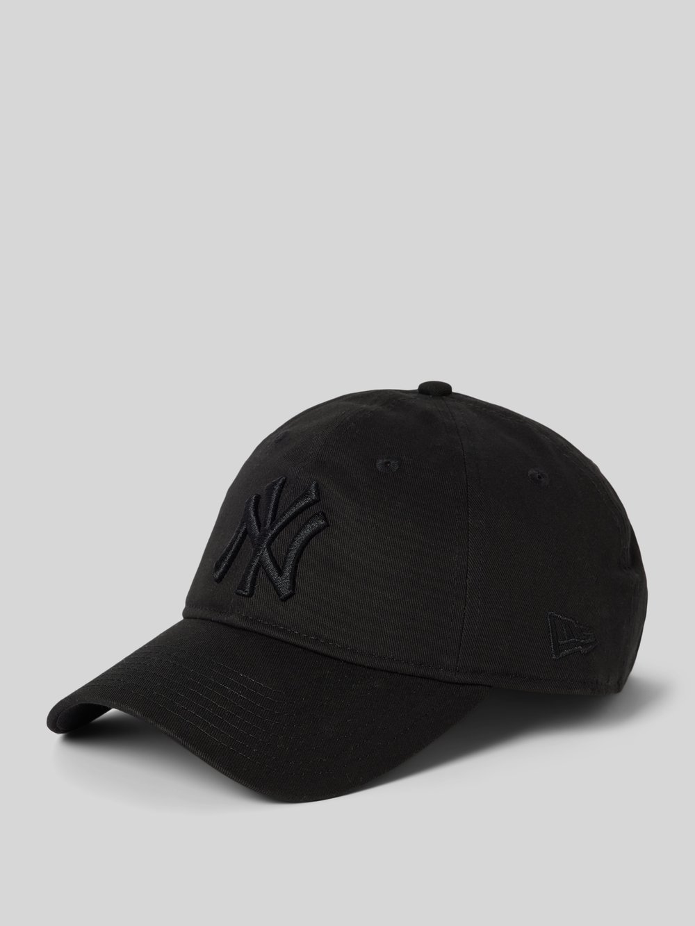 

Бейсболка с пришитой этикеткой New Era, черный
