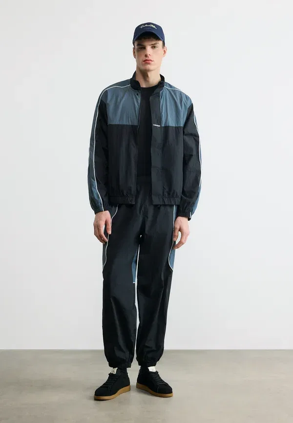 Куртка-ветровка Colorblock Calvin Klein, черный/турбулентность — фото 2