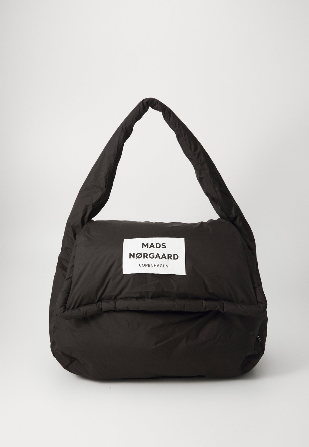 

Сумка для покупок RECYCLE PILLOW BOMB BAG Mads Nørgaard, черный