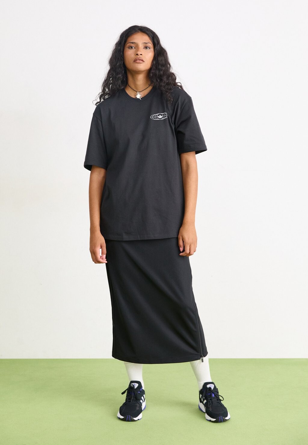 

Футболка с принтом Tour Bands Tee adidas Originals, черная