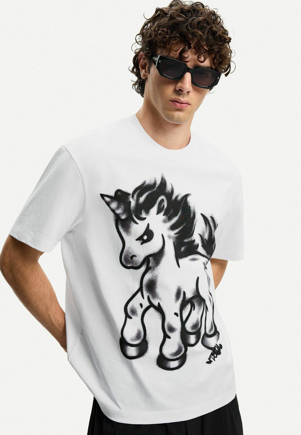 

Футболка с принтом SHORT SLEEVE Bershka, белый