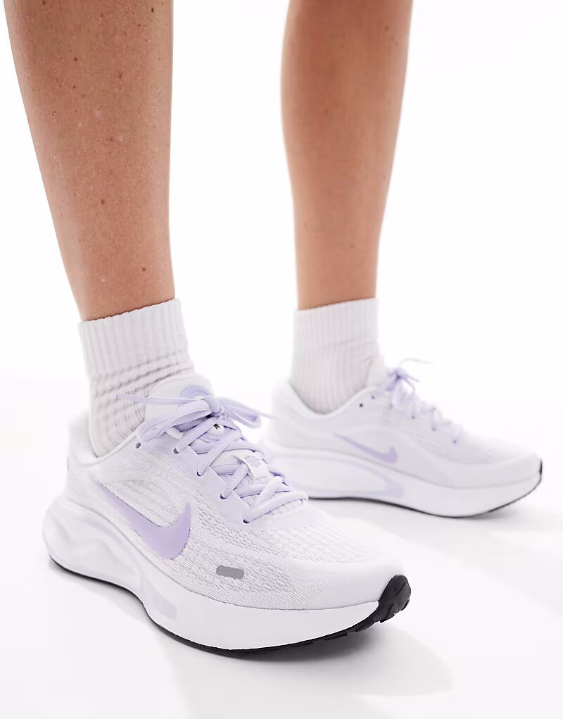 Кроссовки Nike Running Journey Run белого и сиреневого цвета
