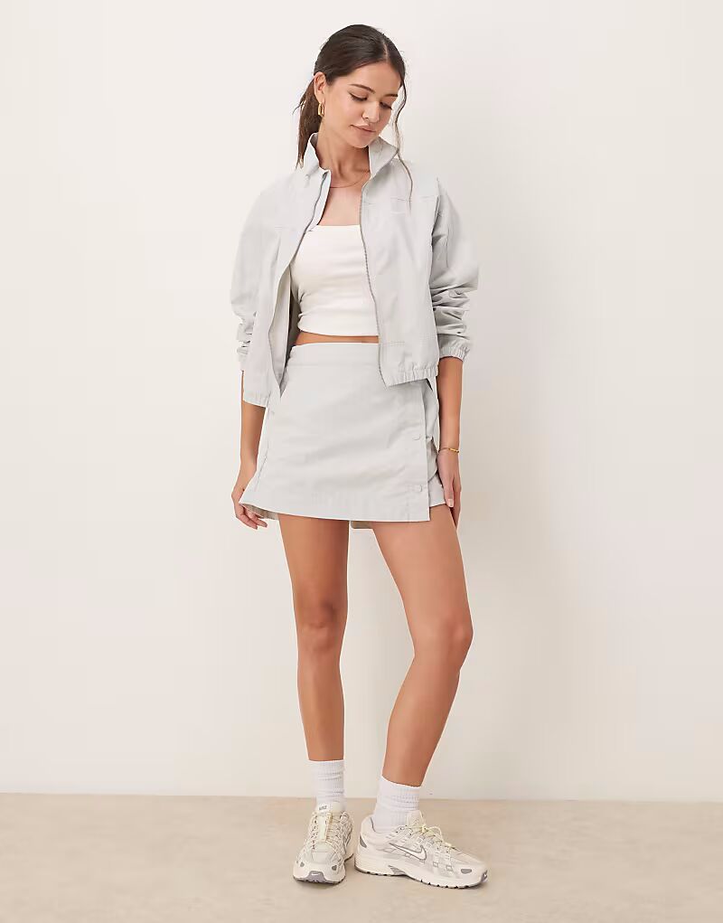 

Nike - Trend Essential - юбка-шорты серебристого цвета, длина внутреннего шва 3 дюйма