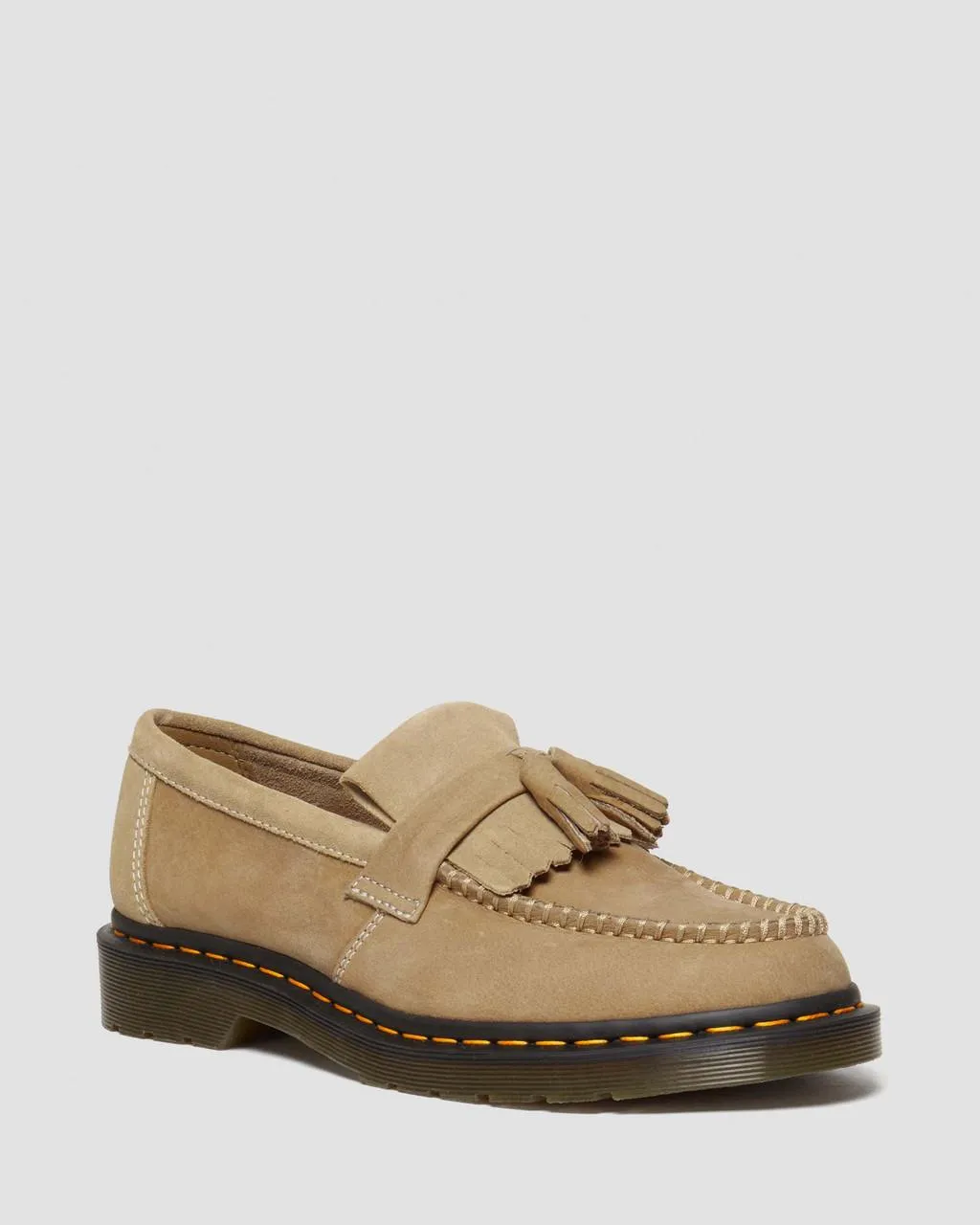 

Dr. Martens Adrian Кожаные лоферы из нубука с кисточками, цвет Savannah Tan — Tumbled Nubuck