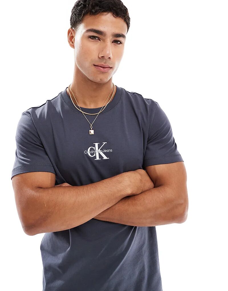 

Футболка Calvin Klein Jeans monologo цвета черного дерева