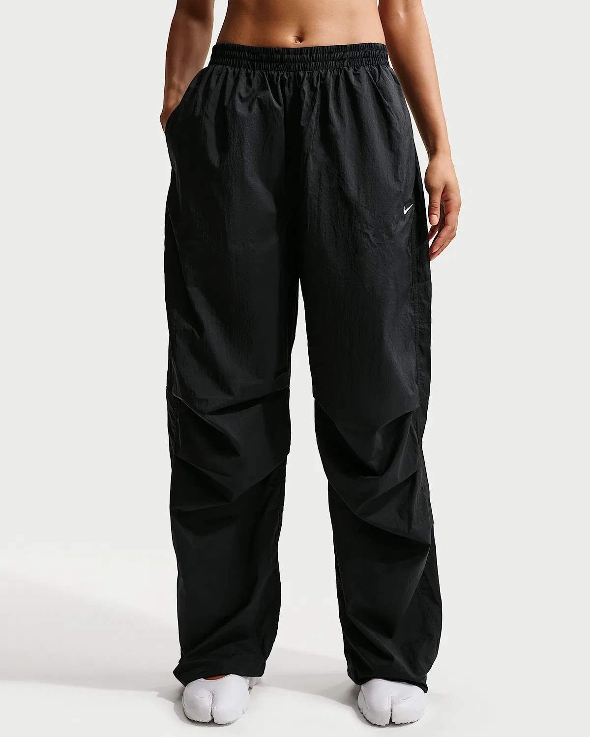 Женские брюки Nike Sportswear со средней посадкой, легкие, с защитой от УФ, Black/Sail — фото 2