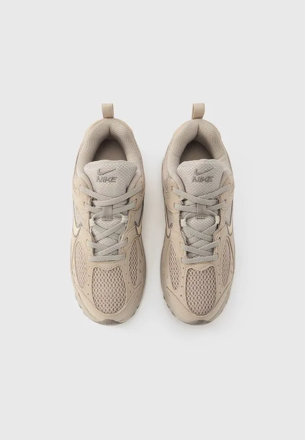 Кроссовки v5 унисекс Nike Sportswear, Moon Particle/Orewood Brown/Pencil Point — фото 4