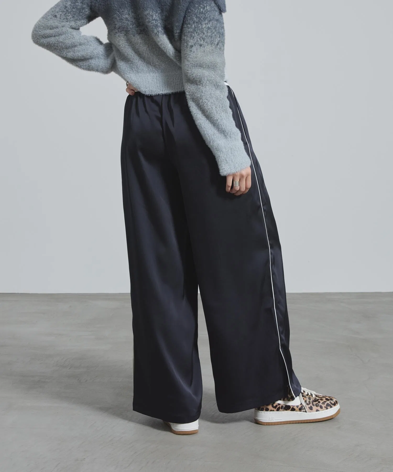 Женские атласные брюки Nike Sportswear Loose Mid-Rise — фото 3