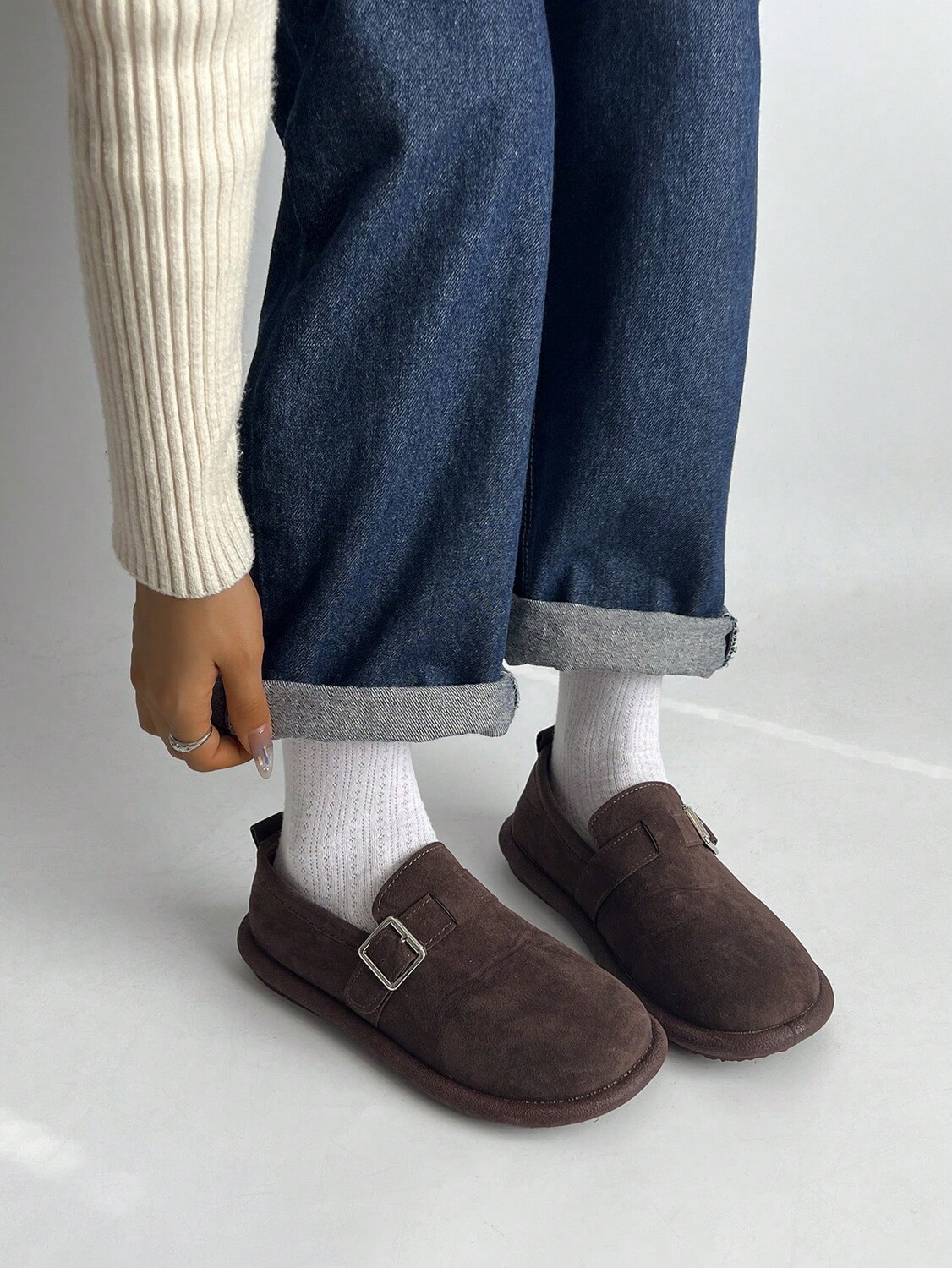 

Элегантные лоферы по отделке, пряжка, искусственная замша. Низкие каблуки, кофейно-коричневый