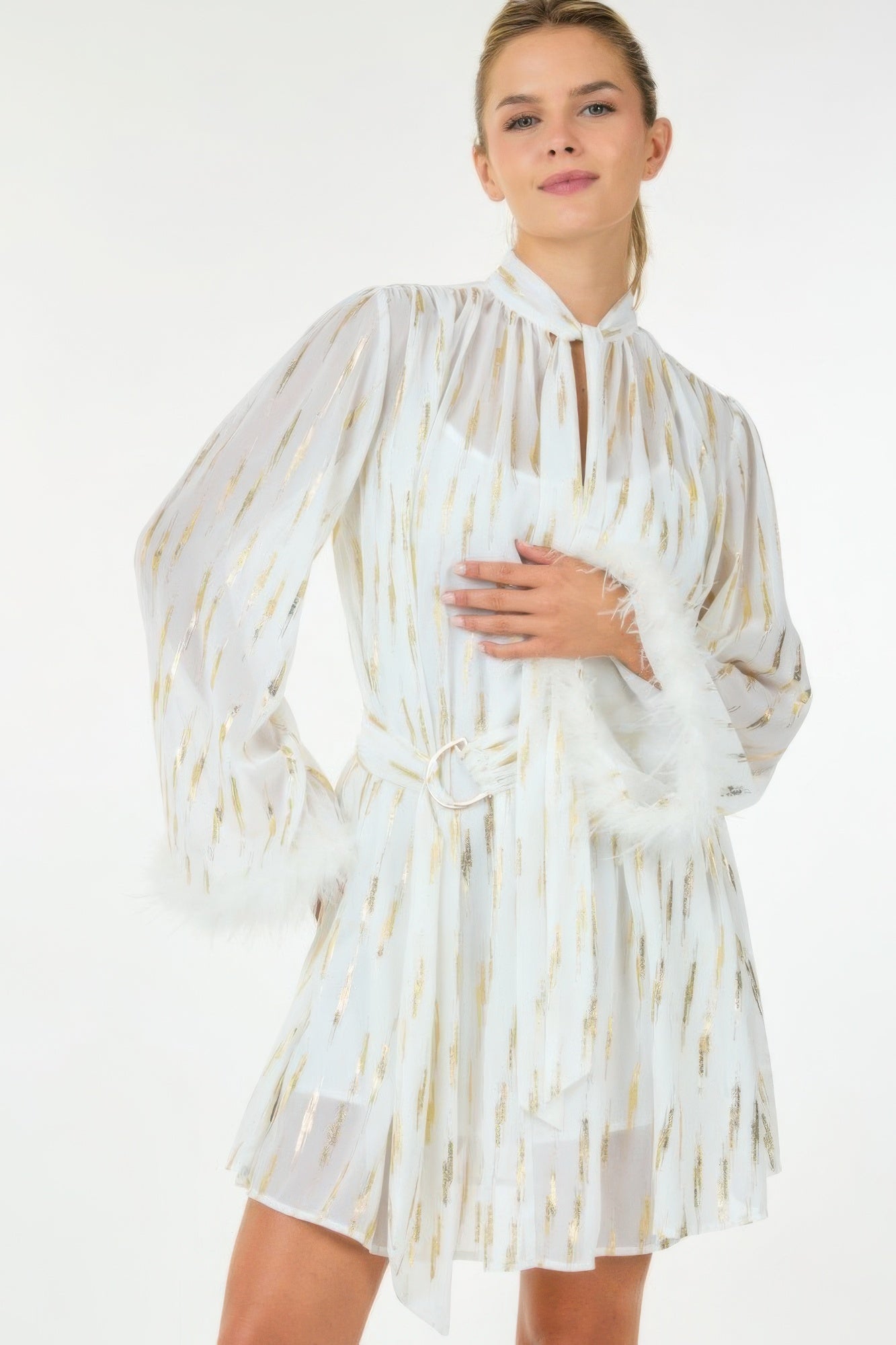 

Короткое платье с металлическим принтом FASHNZFAB, кремовый