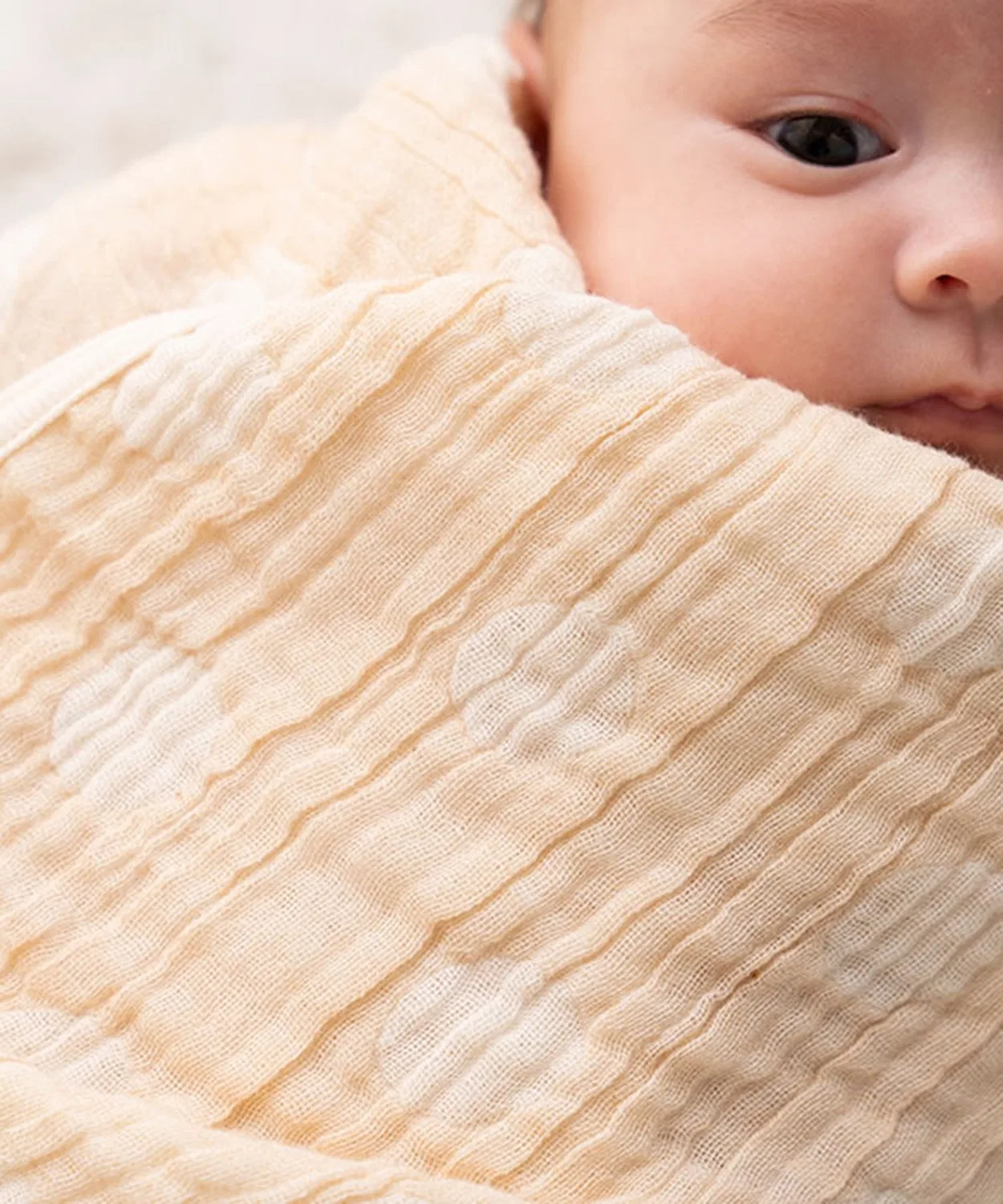Органическое хлопковое одеяло-конверт Pompkins Baby тройная марля 90×90 см коричневый — фото 2
