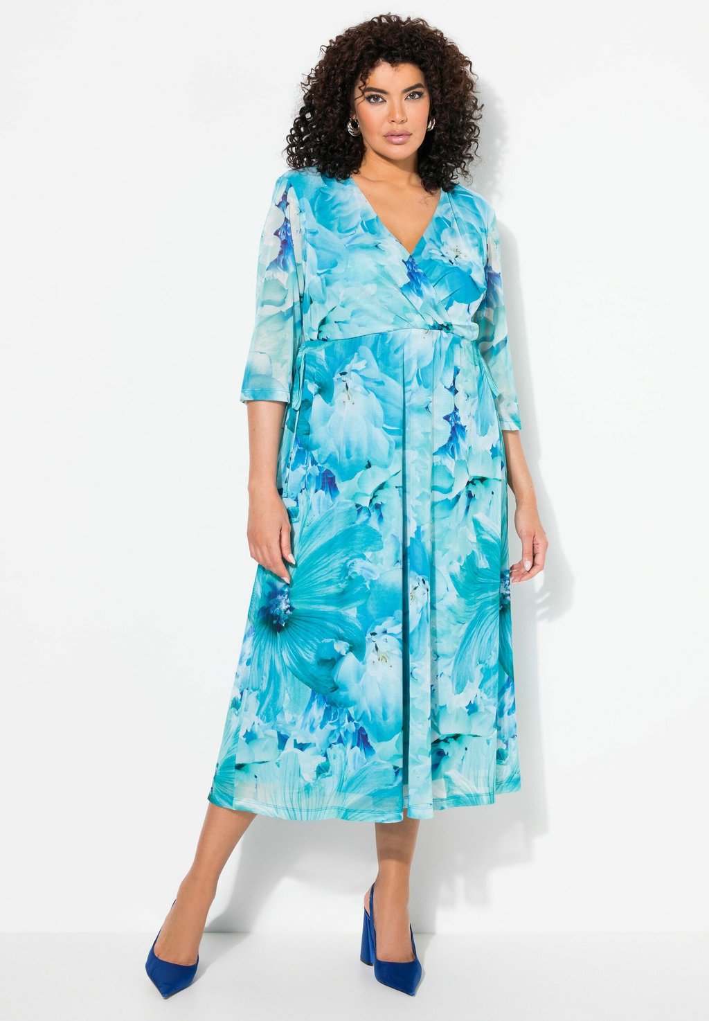 

Повседневное платье SPRINGTIME FLORAL LAYERED Ulla Popken, синий