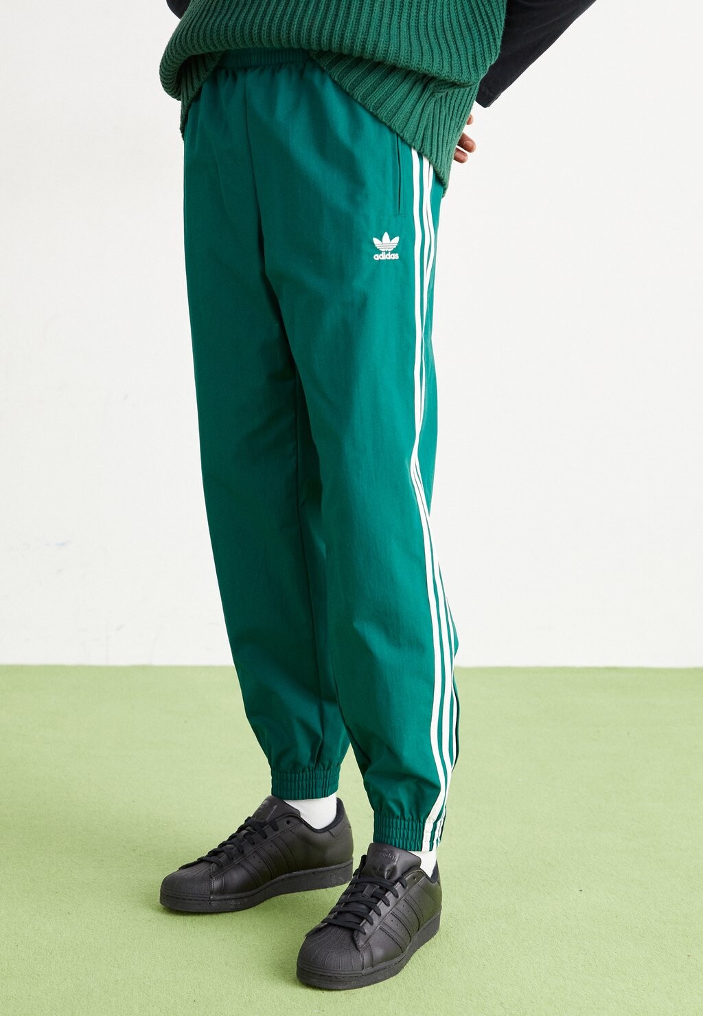 

Спортивные брюки adidas Originals, студенческий зеленый