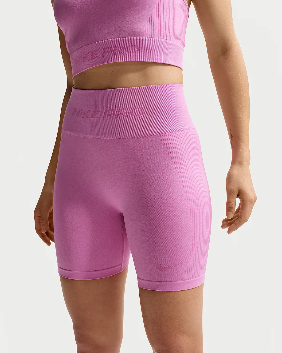 Женские шорты-велосипедки Nike Pro Seamless Dri-FIT с высокой посадкой, 5", Light Magenta — фото 2