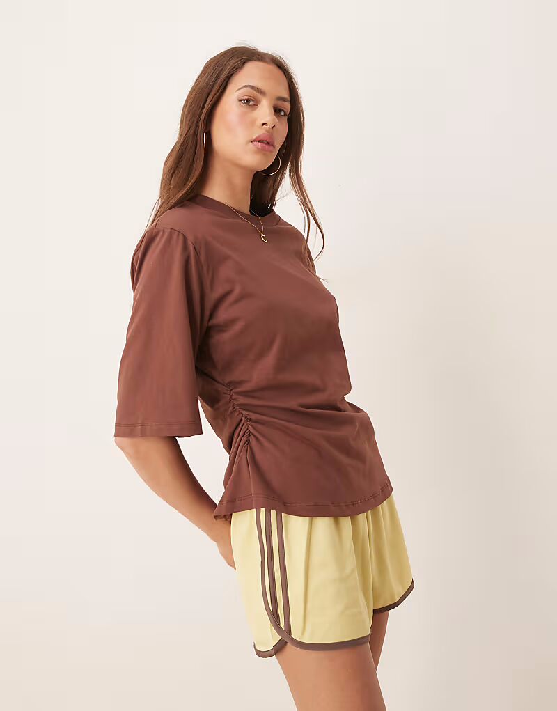

Футболка с защипом и подплечниками ASOS DESIGN коричневого цвета