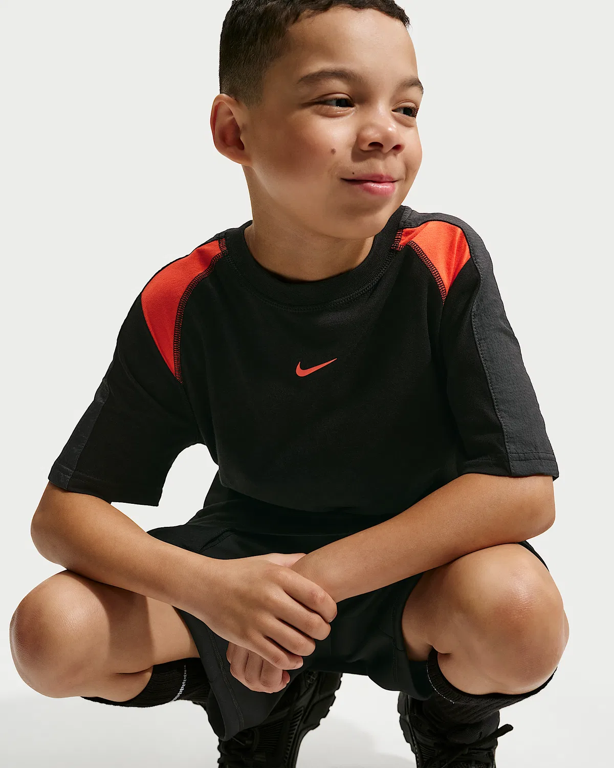 Детская футболка Nike Sportswear City Utility с коротким рукавом, Black/Anthracite/Turf Orange/Turf Orange — фото 3