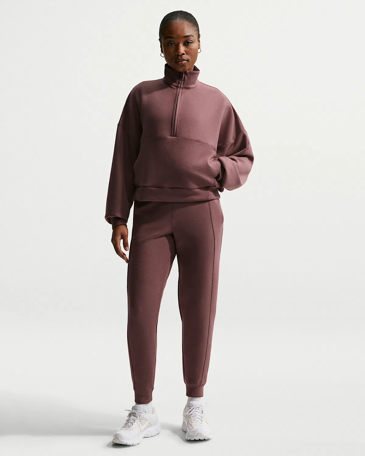 Женская футболка Nike 24.7 ImpossiblySoft Dri-FIT Oversized 1/2-Zip, Tattoo/Burgundy Crush — фото 4