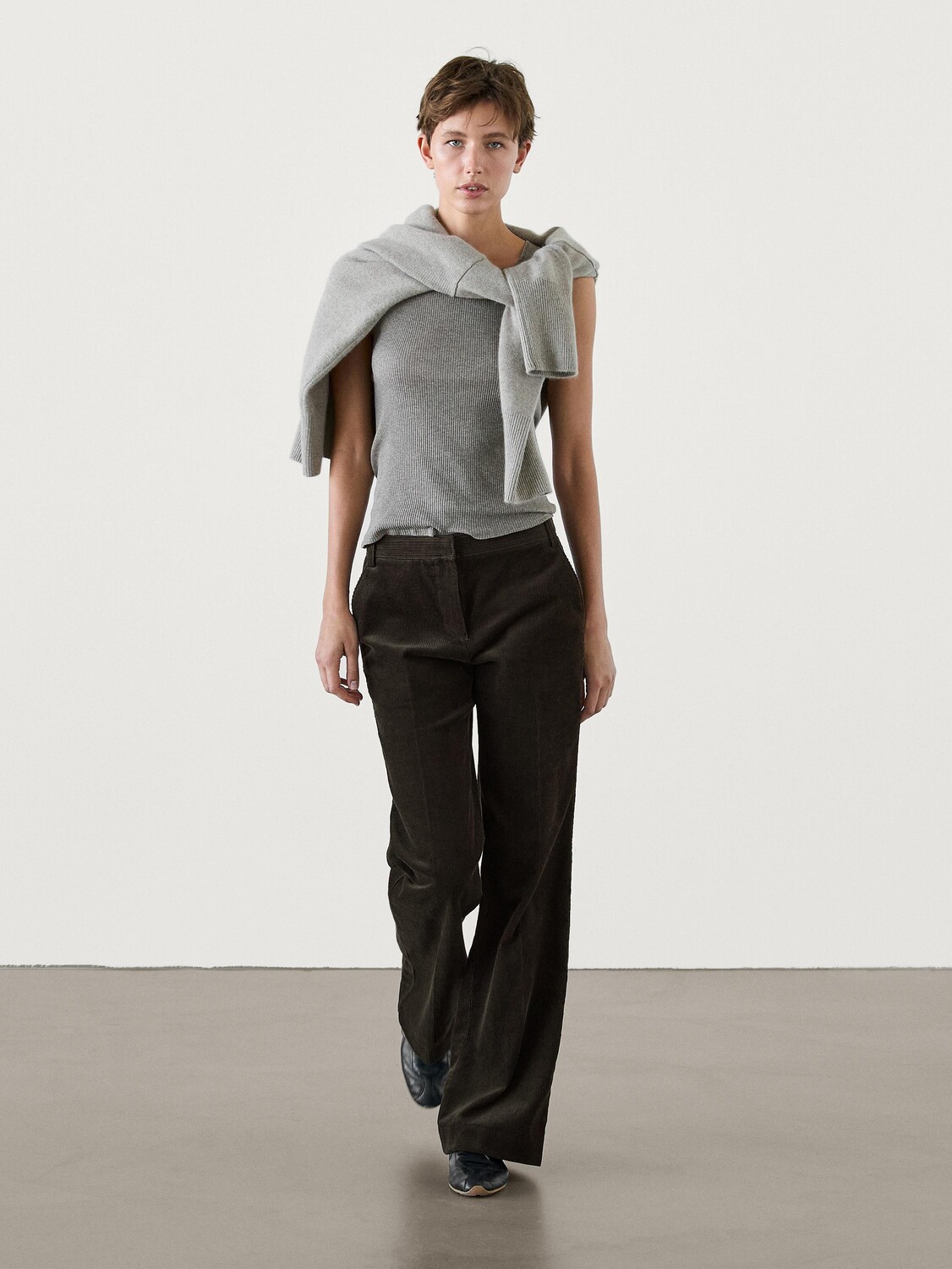 

Расклешенные брюки из 100% хлопкового вельвета Massimo Dutti, коричневый