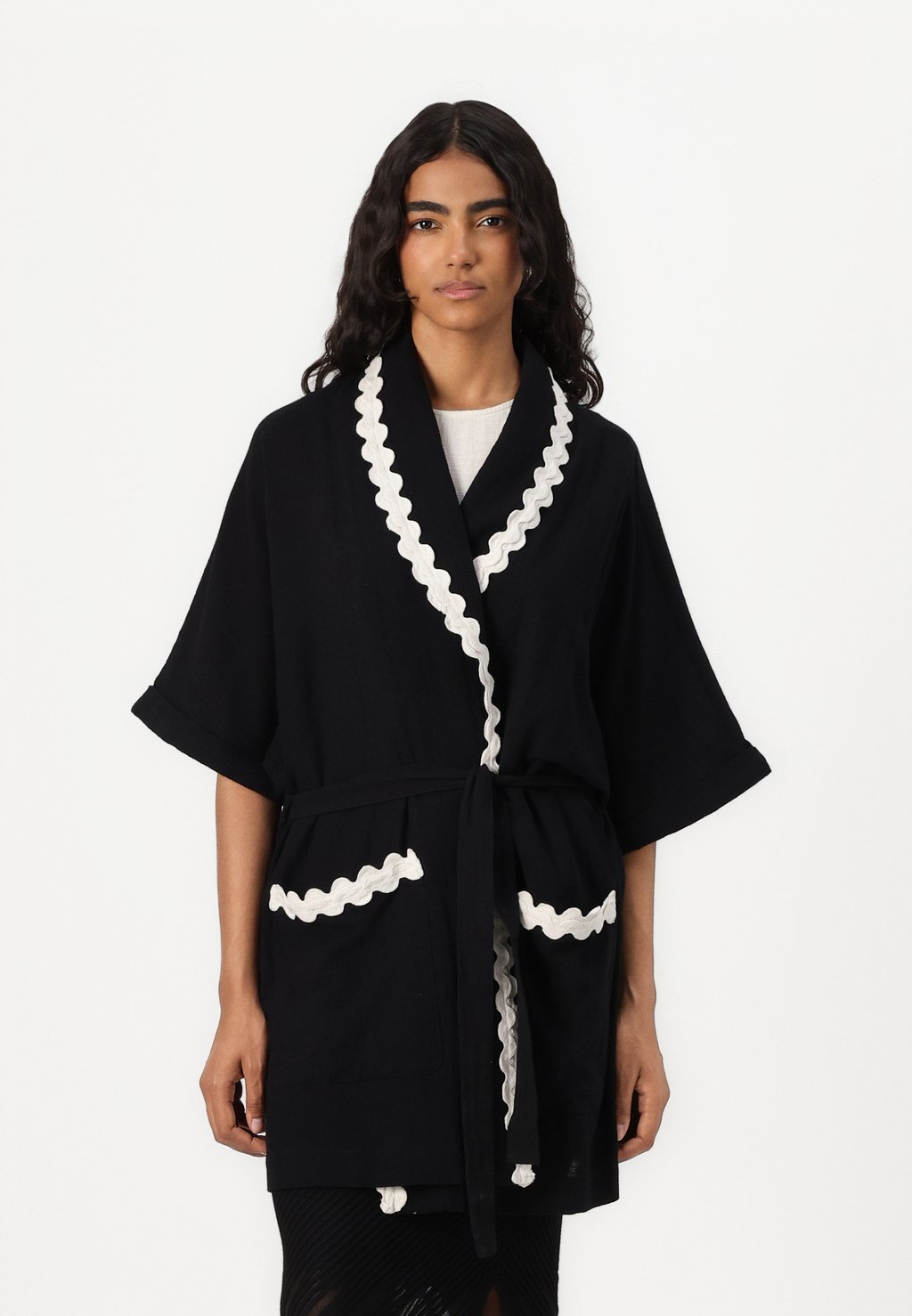 

Плащ VIMANDA WAVY KIMONO VILA, черный