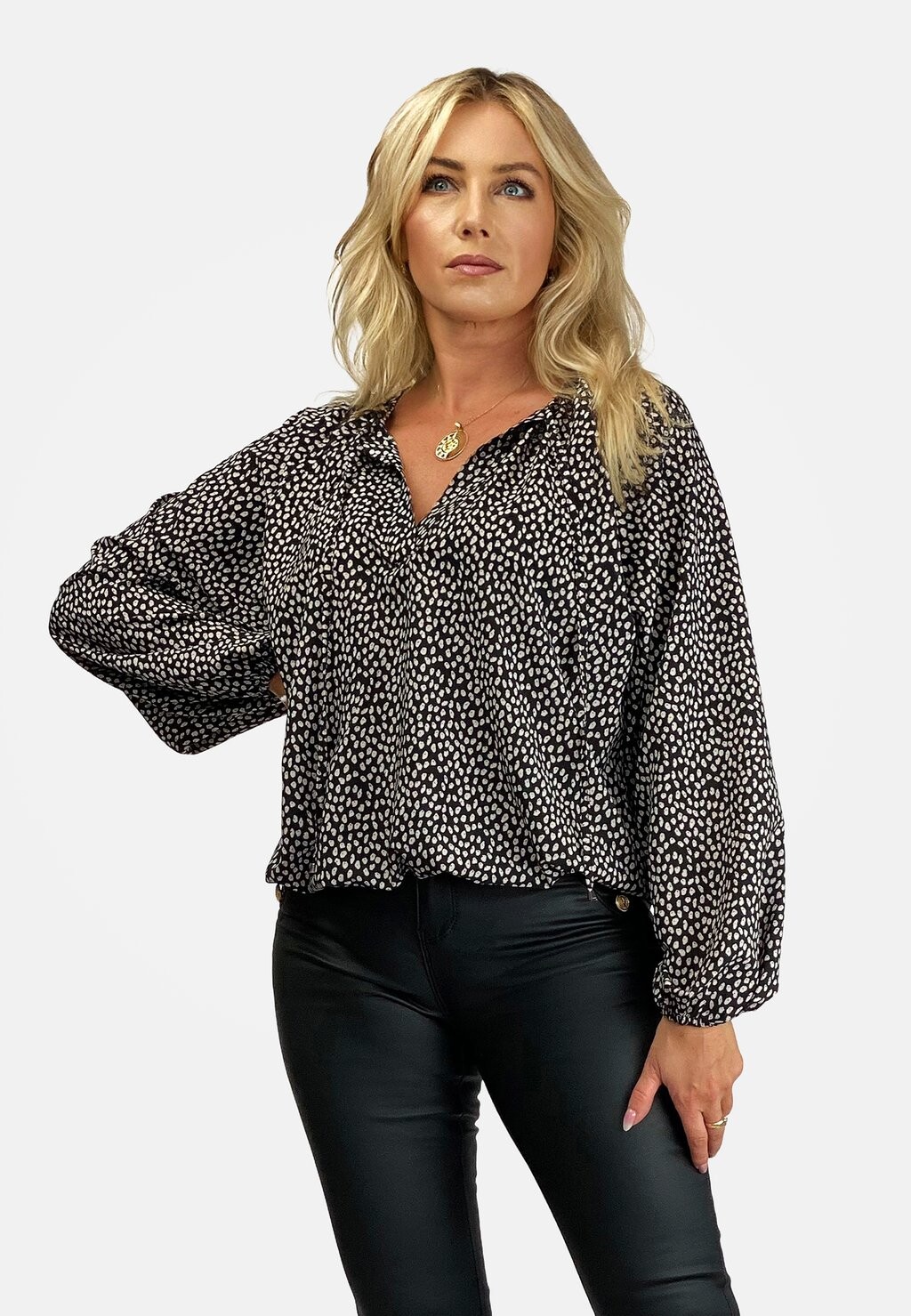 

Блуза WITH WIDE SLEEVES REGINA FASHION, черный
