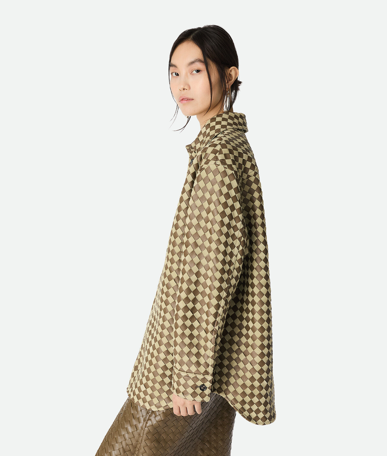 Intrecciato leather and suede shirt BOTTEGA VENETA, травертин/лиана — фото 2