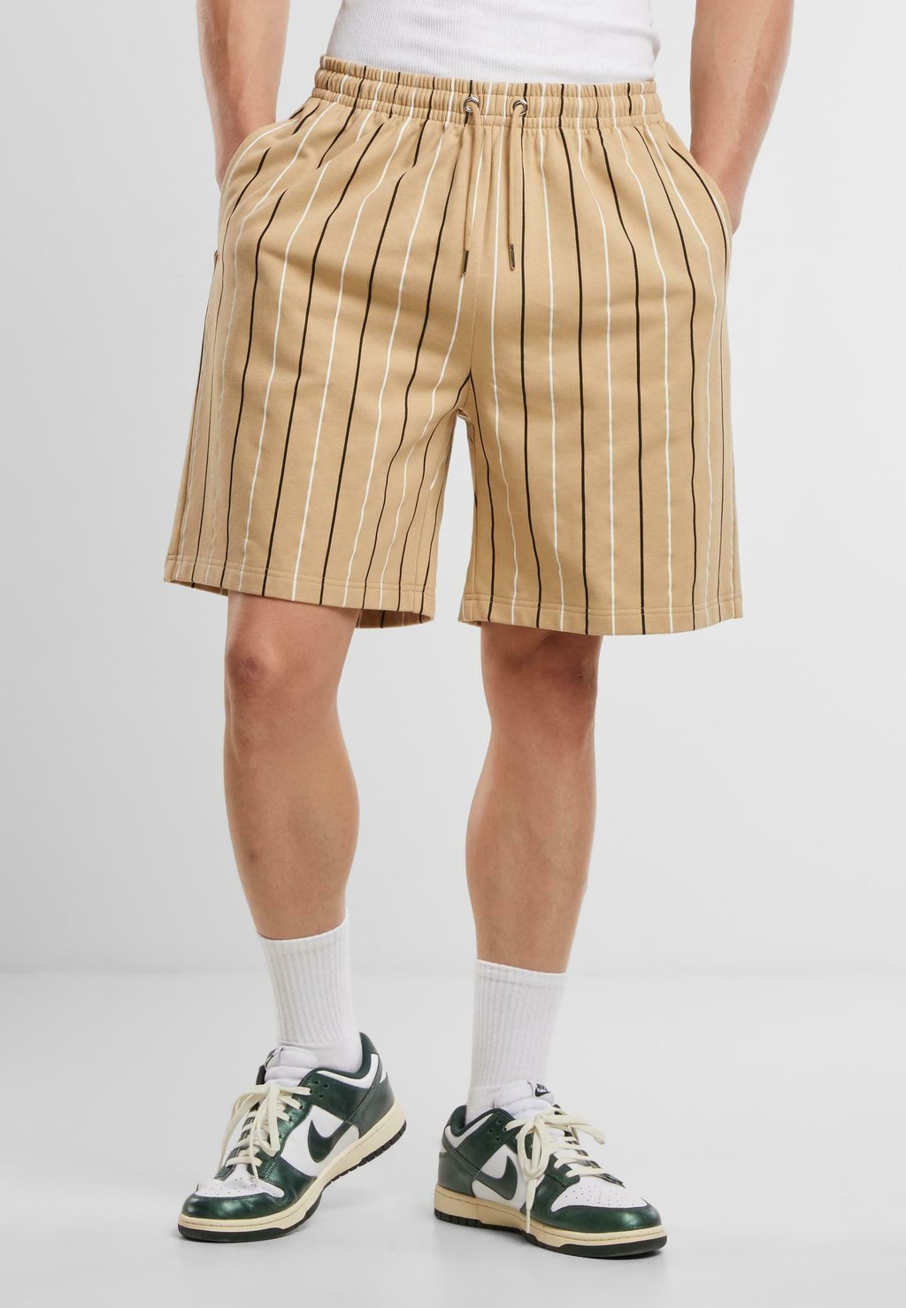 

Шорты PRINTED PINSTRIPE Urban Classics, бежевый