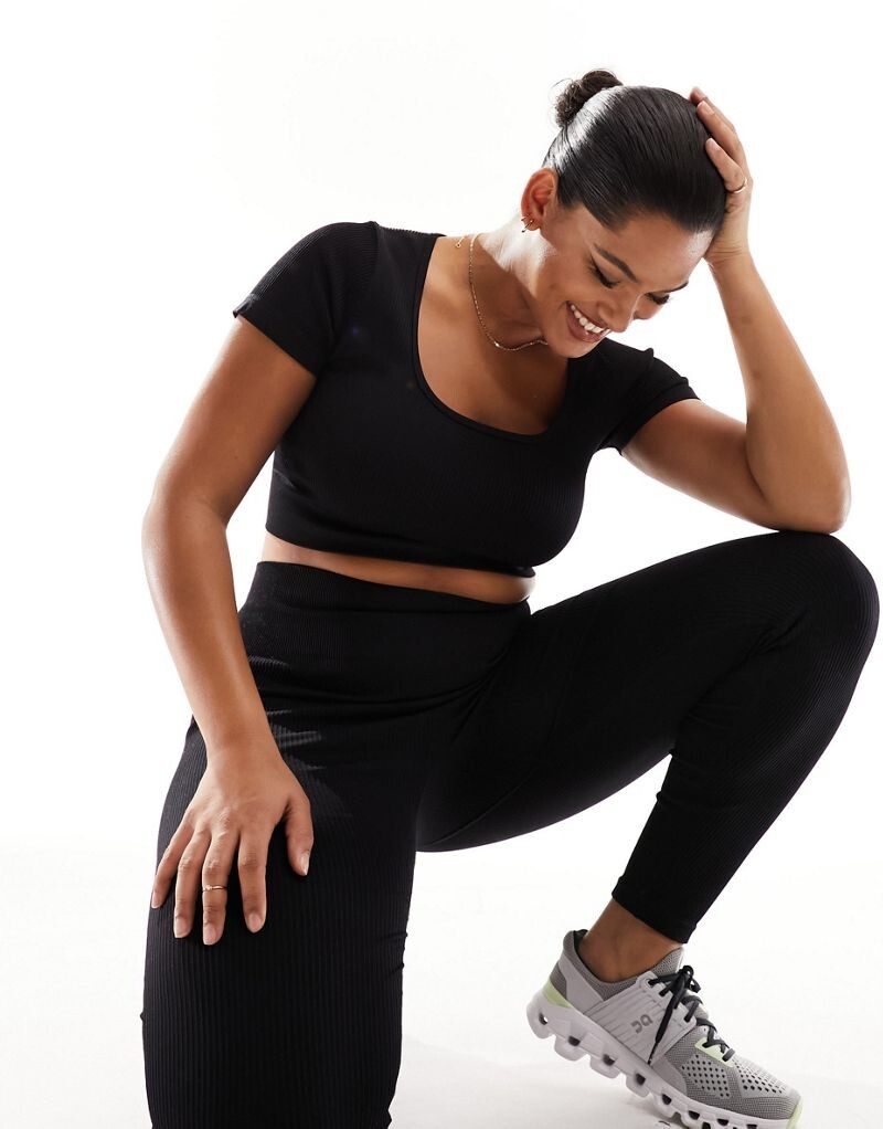

Черная бесшовная футболка в рубчик ASOS Curve Icon