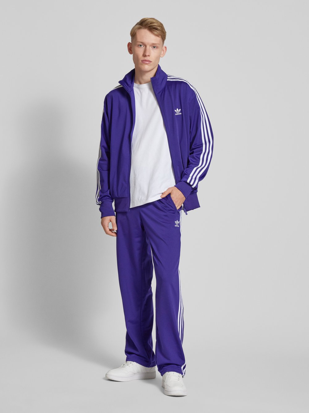 

Спортивные брюки прямого кроя с карманами на молнии adidas Originals, фиолетовый