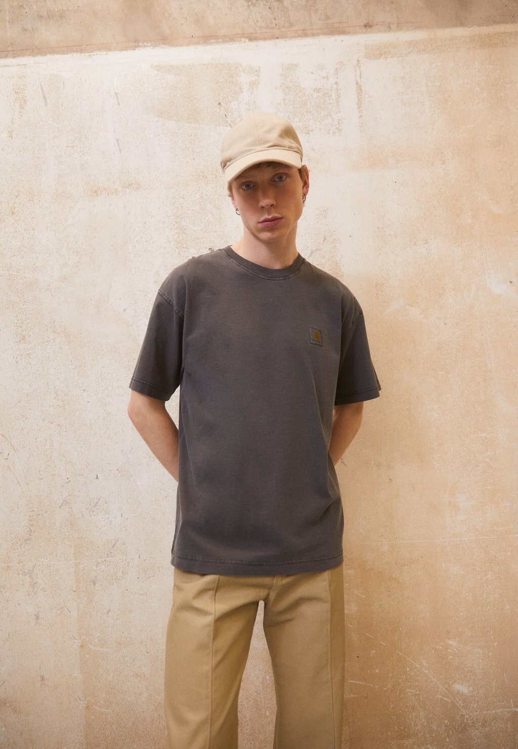 

Футболка базовая NELSON Carhartt WIP, цвет black garment dyed