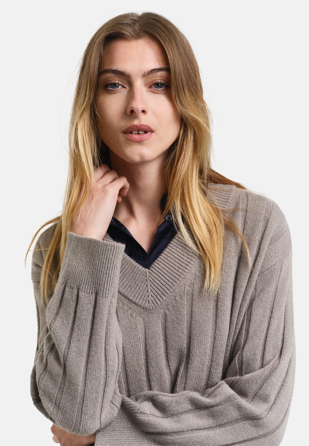 

Джемпер WIDE V-NECK GANT, серый