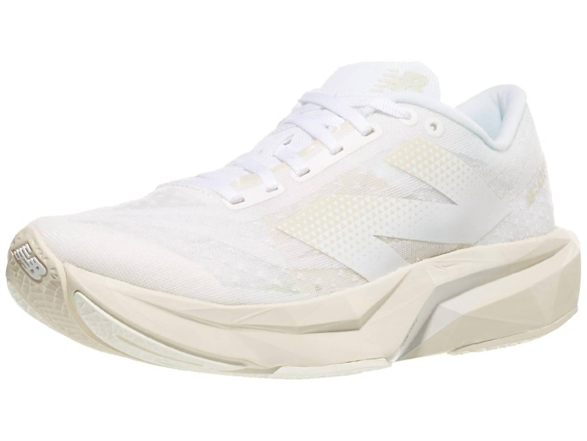 Женские беговые кроссовки Fuelcell Rebel V4 в белом цвете New Balance — фото 3