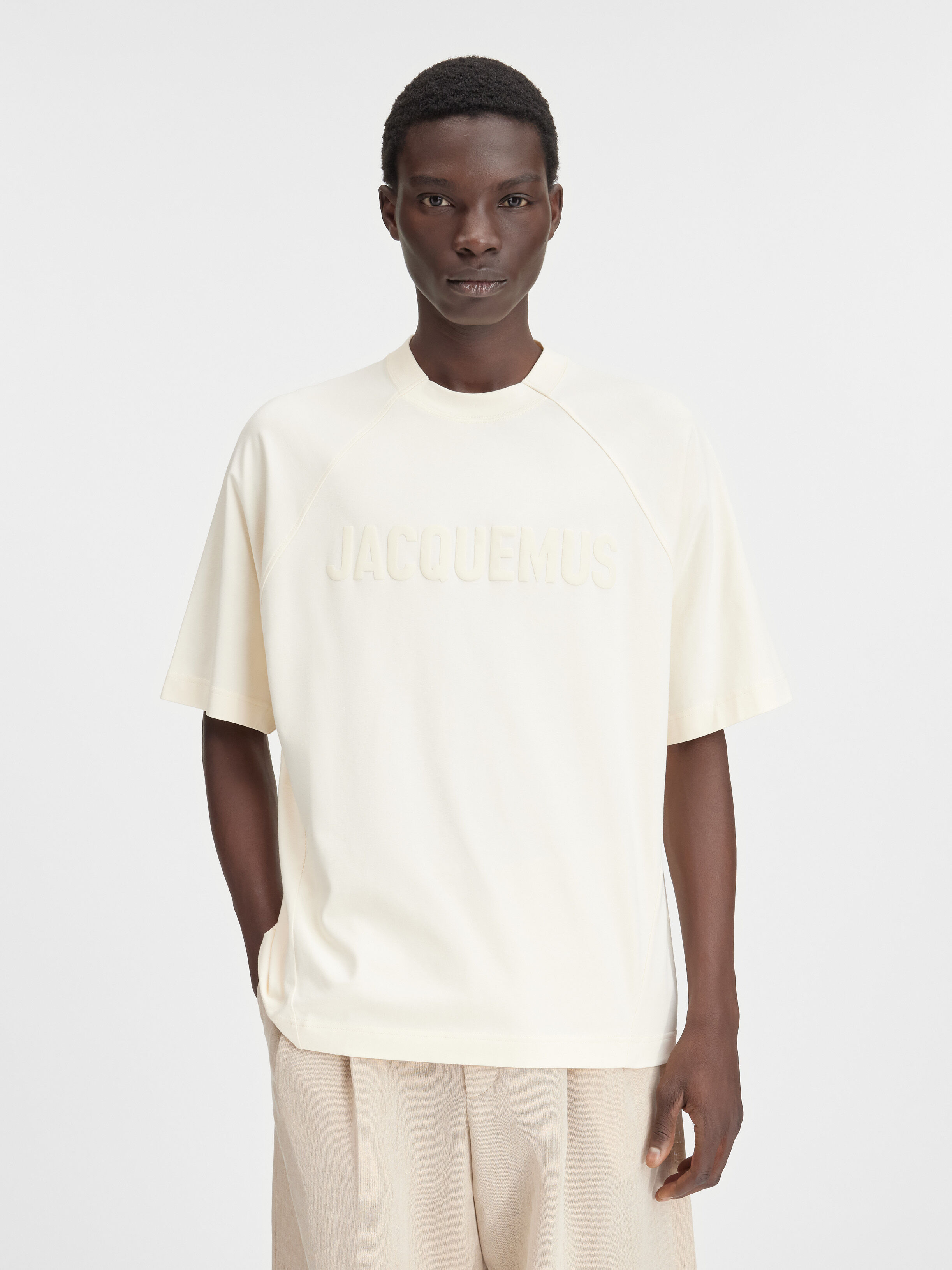 

Футболка с логотипом реглан JACQUEMUS The Typo t-shirt, светло-бежевый