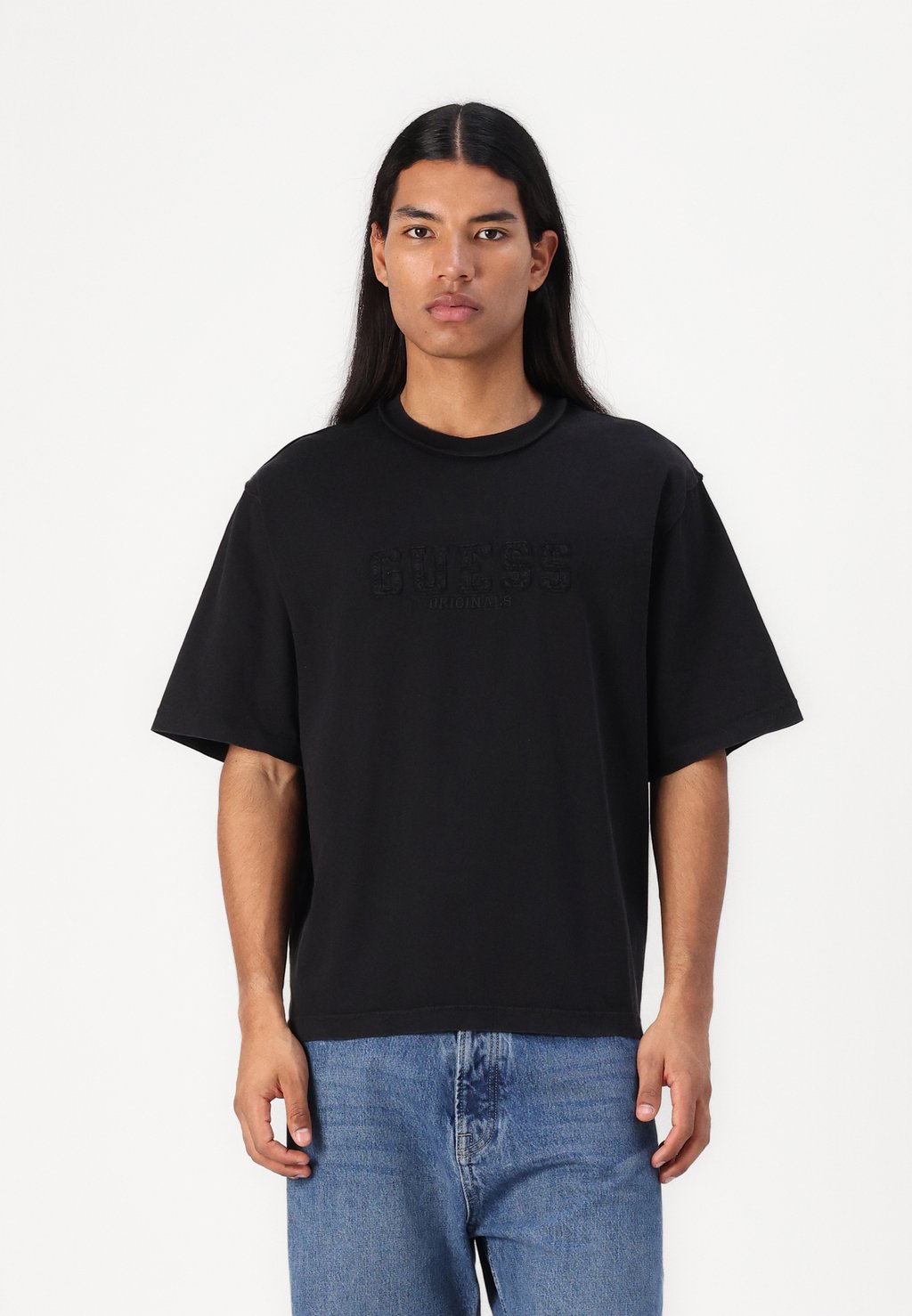 

Базовая футболка APPLIQUE BOXY TEE Guess Originals, черный