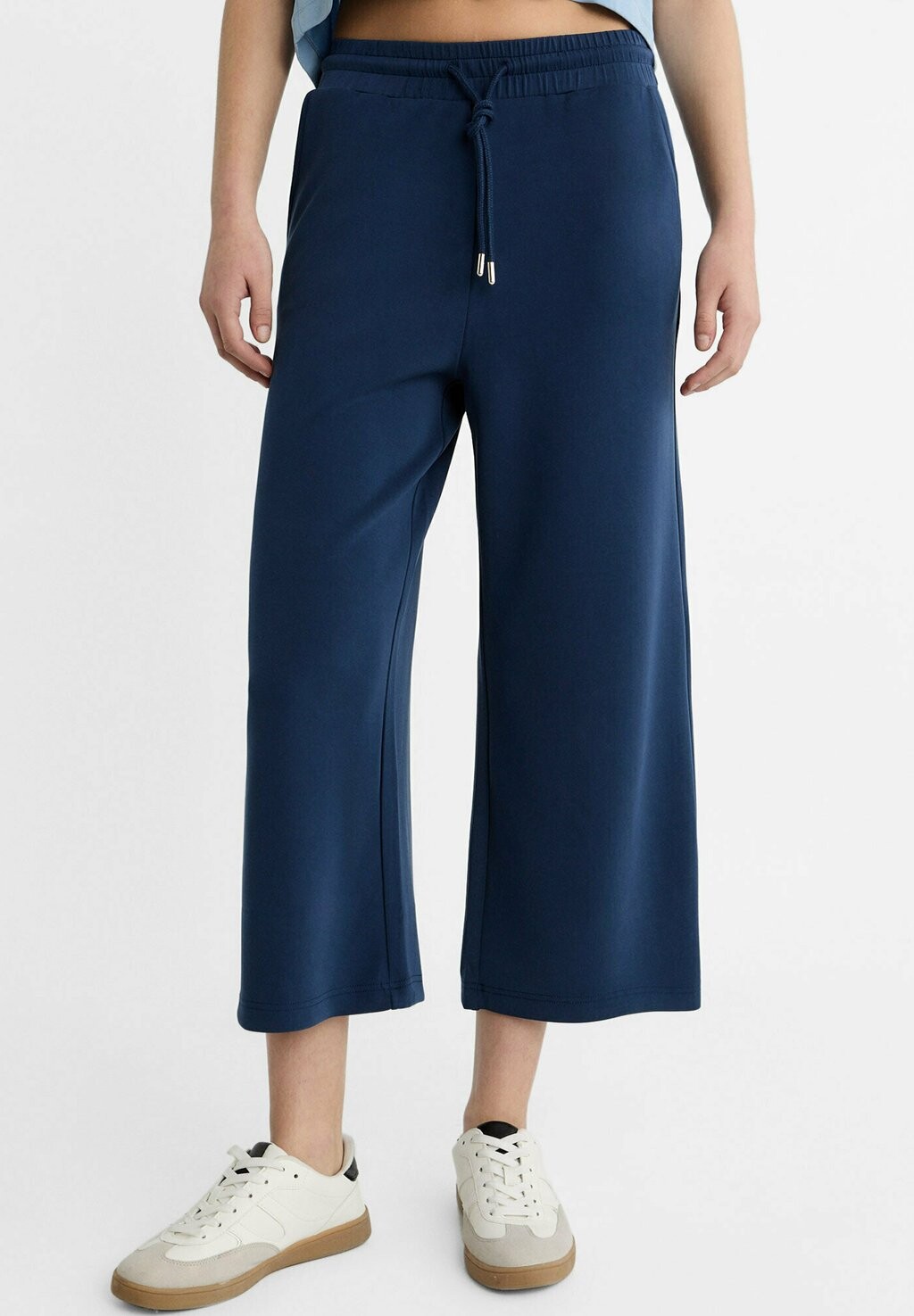 

Спортивные брюки With An Elastic Waistband And Adjustable Drawstrings. Side Pockets. Wide-Leg Design. Stradivarius, темно-синие