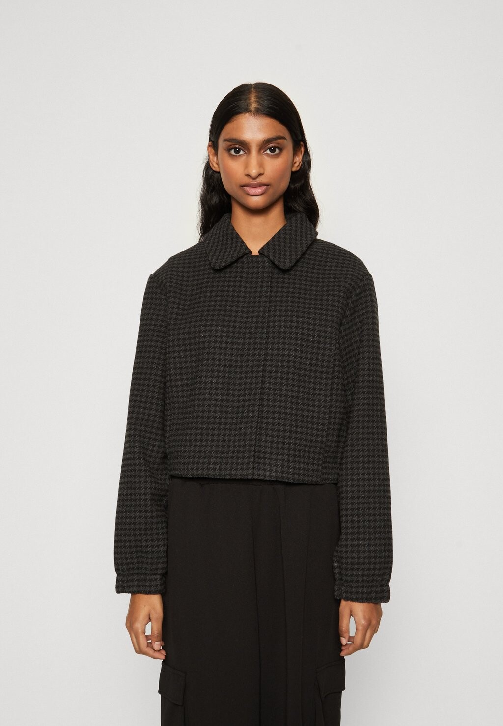 

Тонкая куртка ONLY Petite ONLELLA SHORT CHECK JACKET, черный