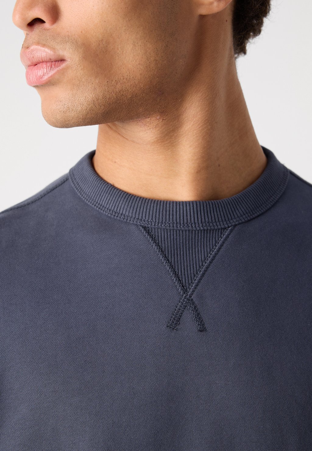 

Толстовка BADGE CREW NECK Calvin Klein Jeans, темно-серый