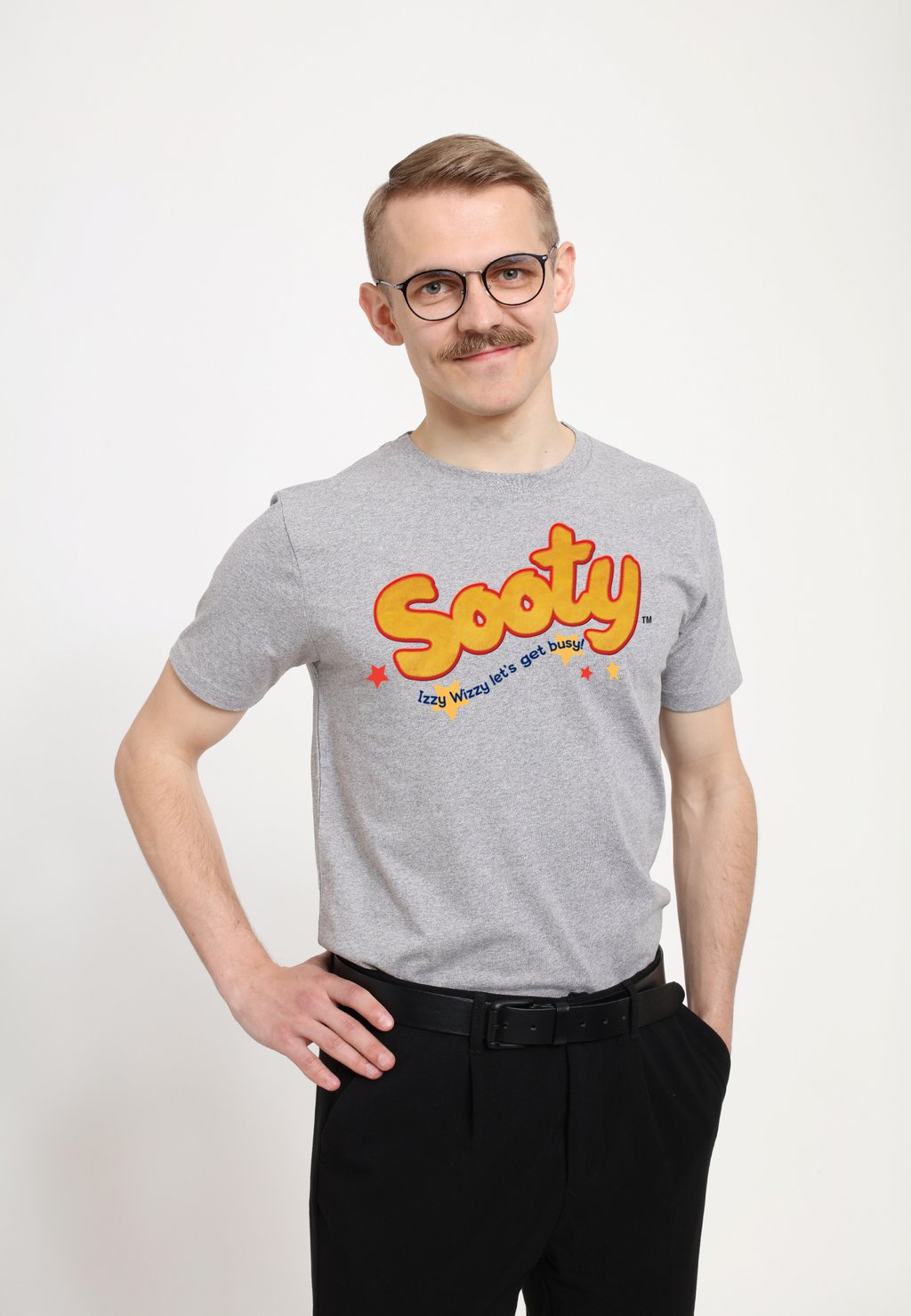 

Футболка с принтом SOOTY TEXT LOGO IZZY WIZZY Henry Tiger, цвет Heather Grey