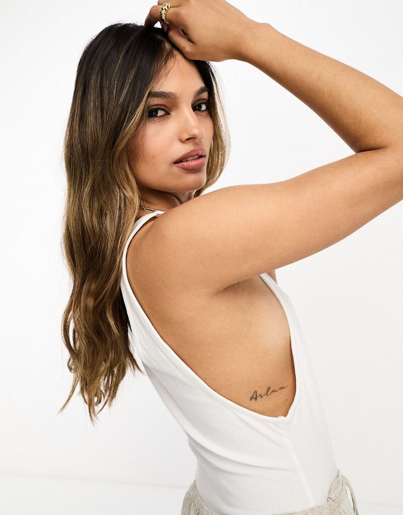 

Белое боди с овальной спинкой и прорезями для рук ASOS DESIGN