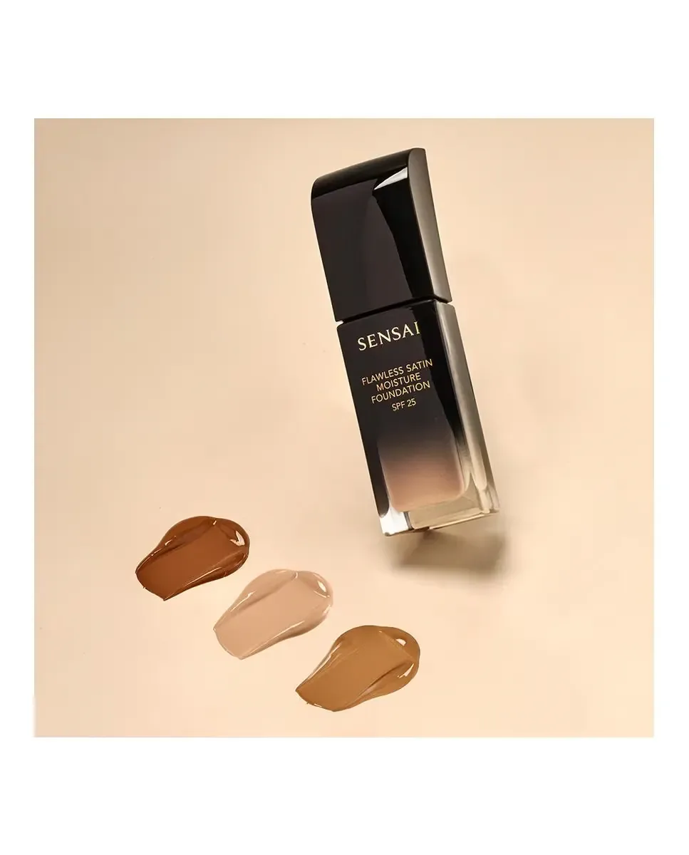 Тональная основа для макияжа Flawless Satin Moisture Foundation Sensai, 205 Mocha Beige — фото 4