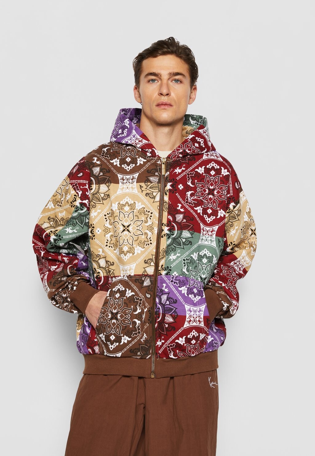 

Толстовка CHEST SIGNATURE OS PAISLEY FULL Karl Kani, цвет dark red multicolor